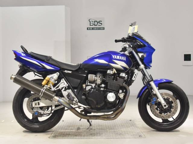 Yamaha XJR И девушка