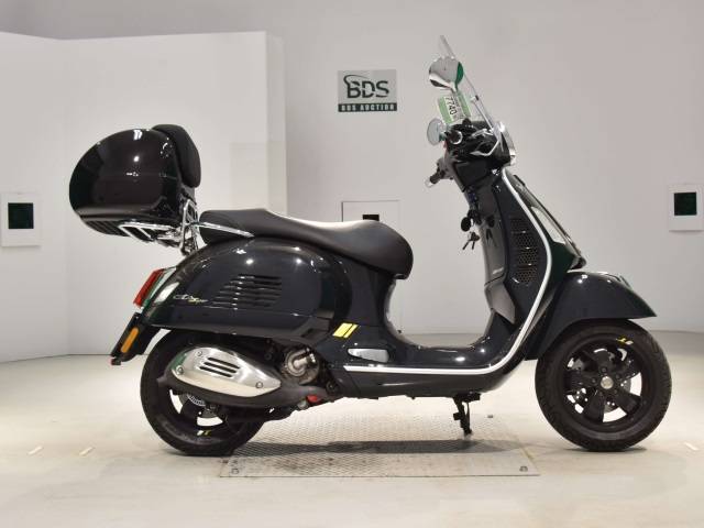 Vespa GTS 300 Yacht Club